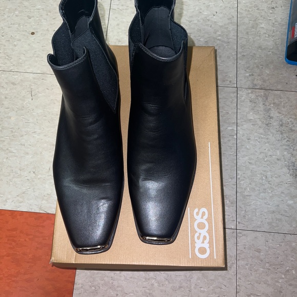 ASOS DESIGN stacked heel chelsea
boots in black faux leather with metal hardware - Picture 2 of 3